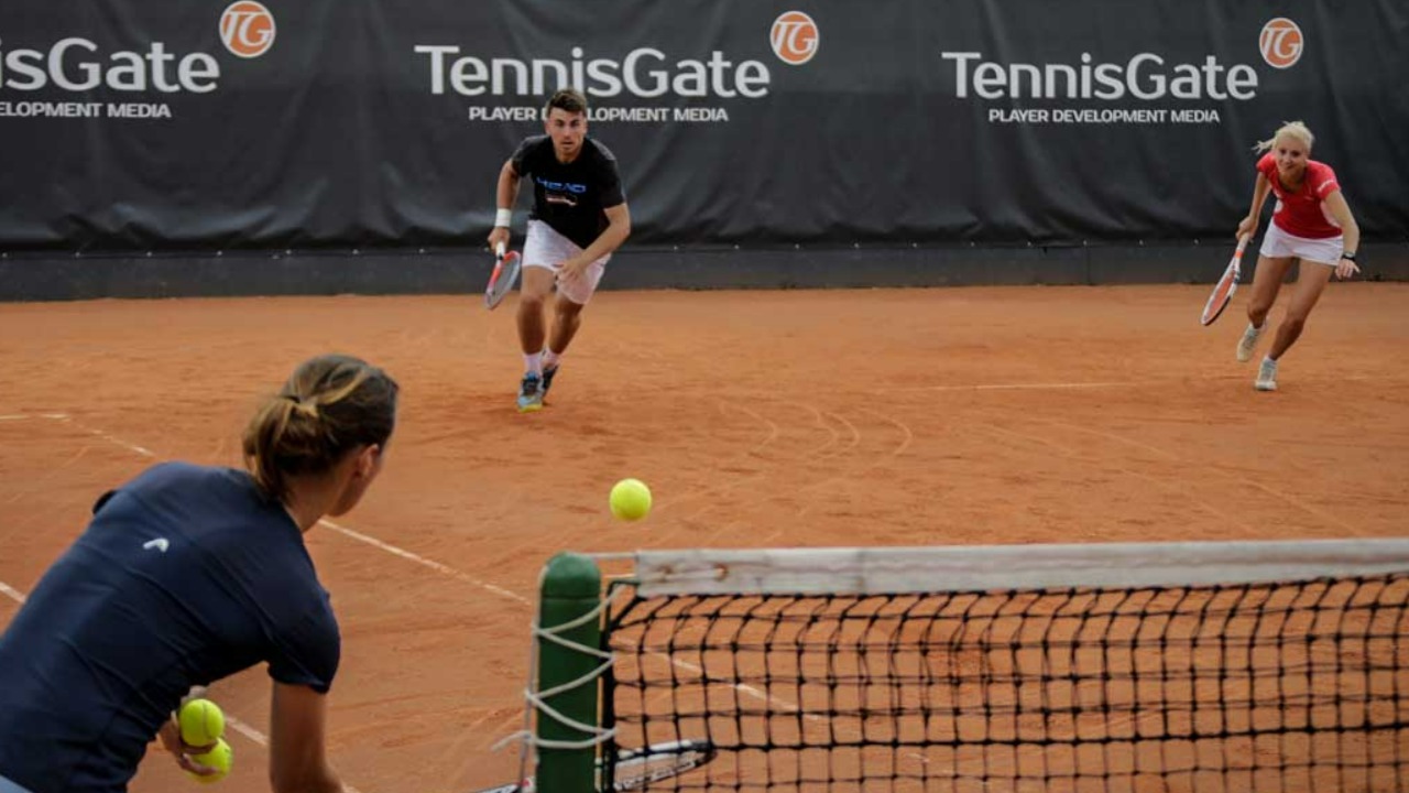 基礎練（球出しメイン） 東京都 八王子富士森公園テニスコートのテニスオフ会・練習会 テニスベア